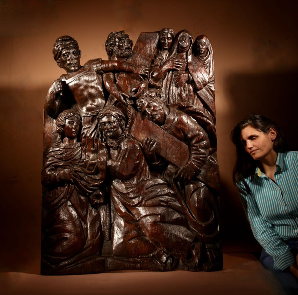  Impressionante scultura in rilievo di Cristo che porta la croce sulla via del Calvario verso