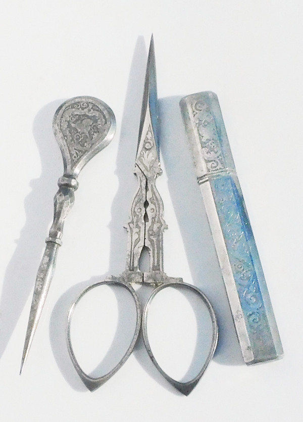 coffret nécessaire de couture Ciseaux à Broder broderie Anciens dentelle En Acier gravé Napoléon III