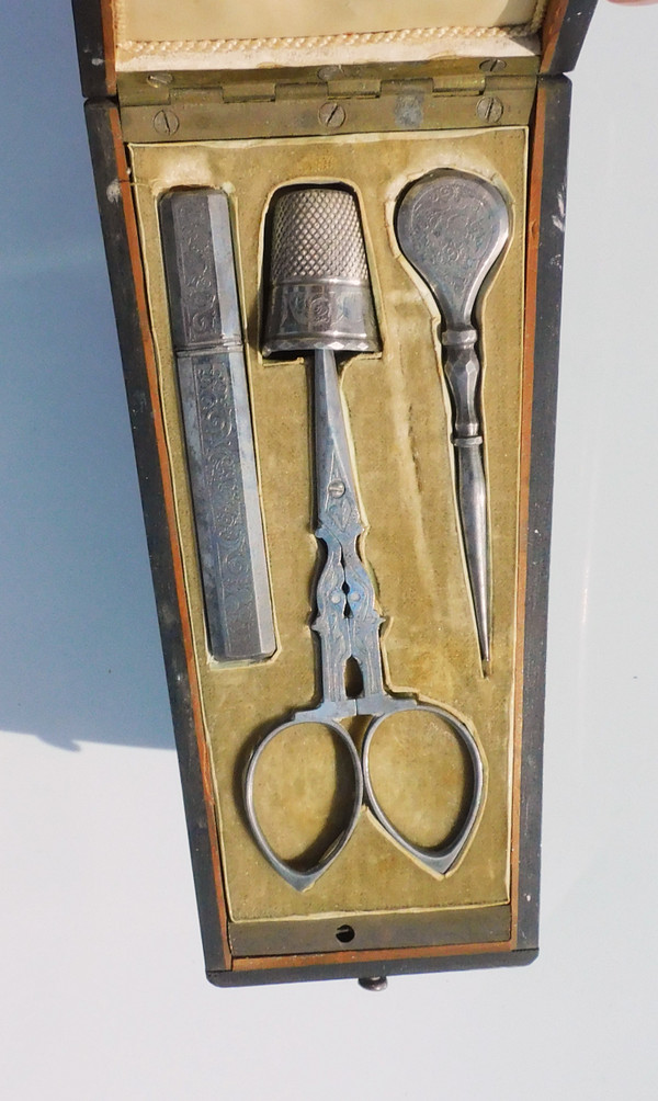 coffret nécessaire de couture Ciseaux à Broder broderie Anciens dentelle En Acier gravé Napoléon III