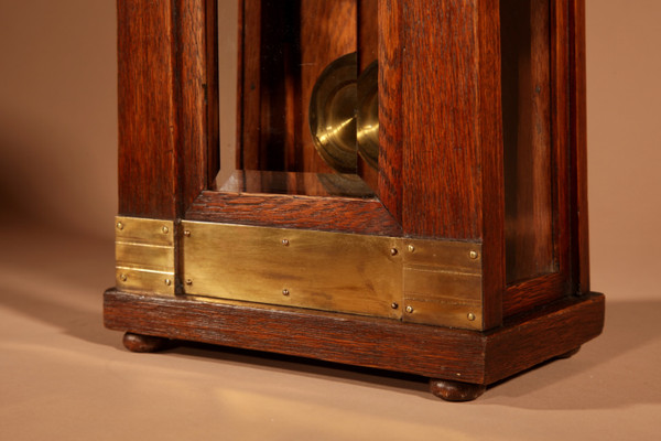 Art Nouveau/Déco Gustav Serrurier-Bovy (1858-1910) Une rare garniture d'horloge en chêne et laiton, 