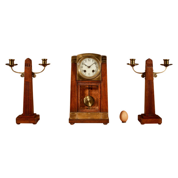 Art Nouveau/Déco Gustav Serrurier-Bovy (1858-1910) Une rare garniture d'horloge en chêne et laiton, 