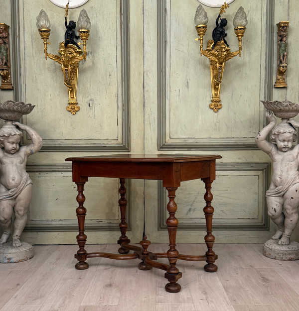 Table A Ecrire En Noyer d'Epoque Louis XIV Estampille XVIIème Siecle