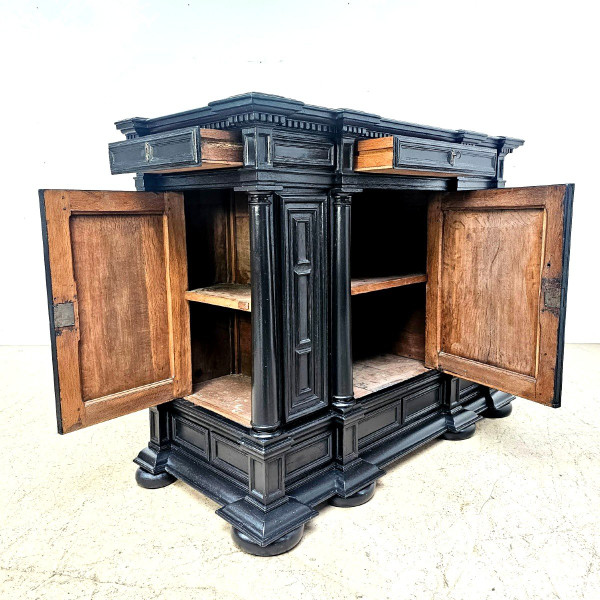 Credenza in lacca nera del XVIII secolo