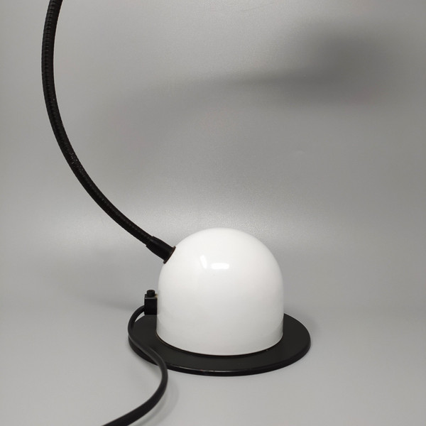 1970er Jahre Wunderschöne weiße Tischlampe von Veneta Lumi. Hergestellt in Italien