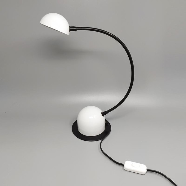 1970er Jahre Wunderschöne weiße Tischlampe von Veneta Lumi. Hergestellt in Italien