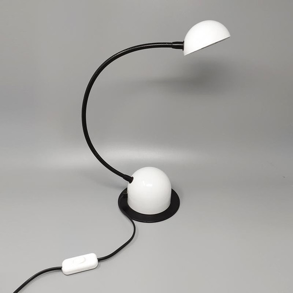 1970er Jahre Wunderschöne weiße Tischlampe von Veneta Lumi. Hergestellt in Italien