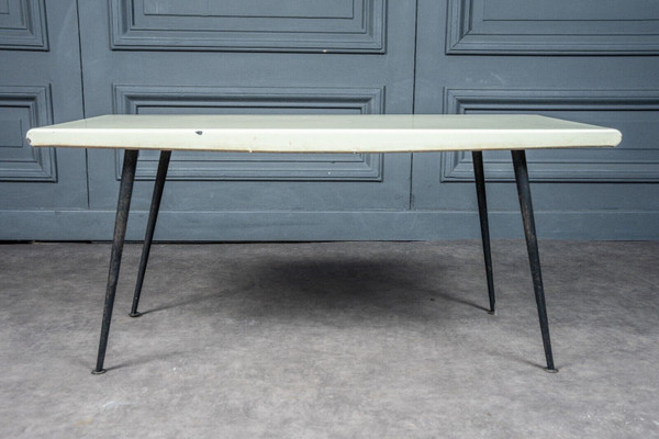 Tavolino del 1960 con piano color crema e gambe tubolari di design