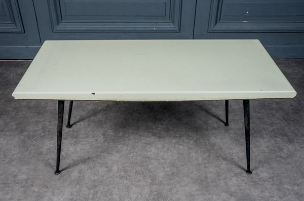 Tavolino del 1960 con piano color crema e gambe tubolari di design