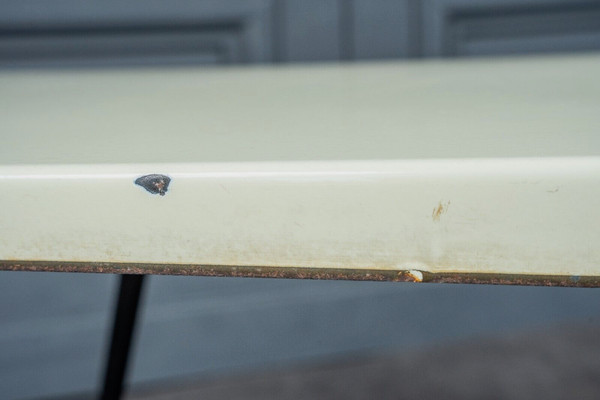 Tavolino del 1960 con piano color crema e gambe tubolari di design