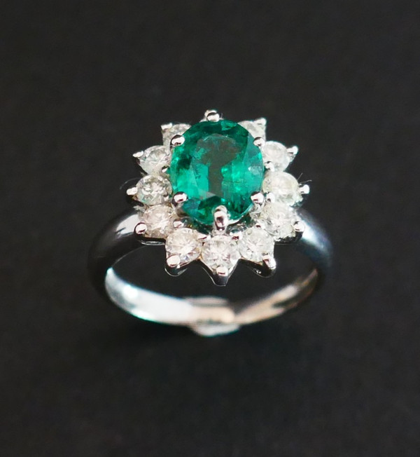 Ring Smaragd Und Diamanten. Zertifikat.