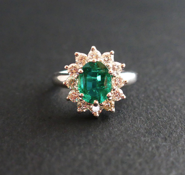 Ring Smaragd Und Diamanten. Zertifikat.