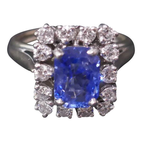 Bague saphir de Ceylan et diamants. or et platine.
