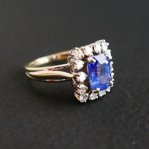 Bague saphir de Ceylan et diamants. or et platine.