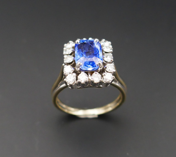 Bague saphir de Ceylan et diamants. or et platine.