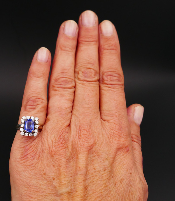 Bague saphir de Ceylan et diamants. or et platine.