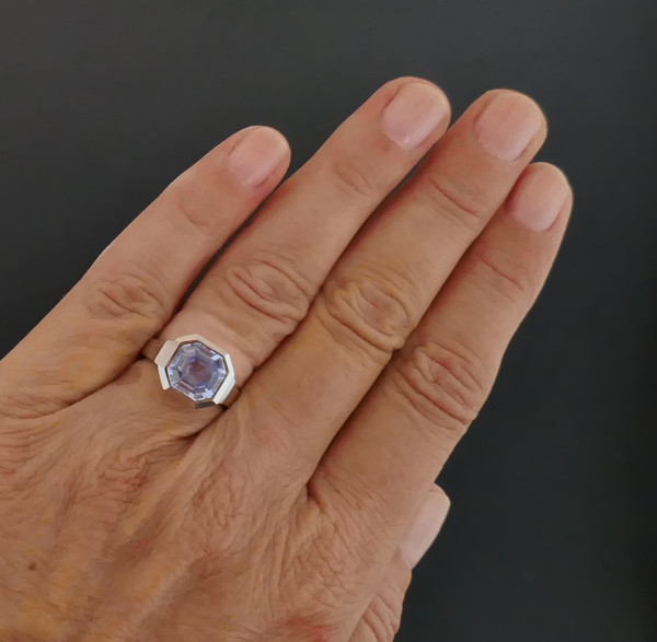 Art-Deco-Silberring mit einem blauen synthetischen Spinell
