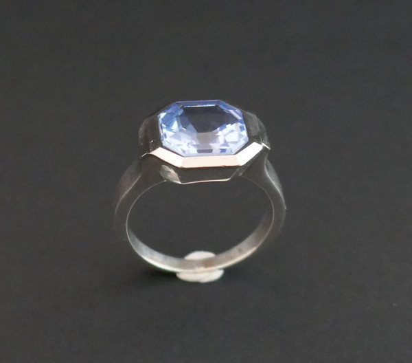Art-Deco-Silberring mit einem blauen synthetischen Spinell