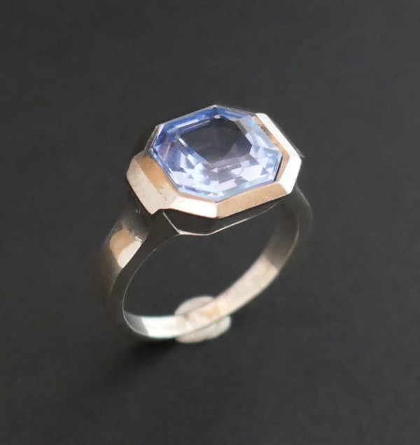 Art-Deco-Silberring mit einem blauen synthetischen Spinell