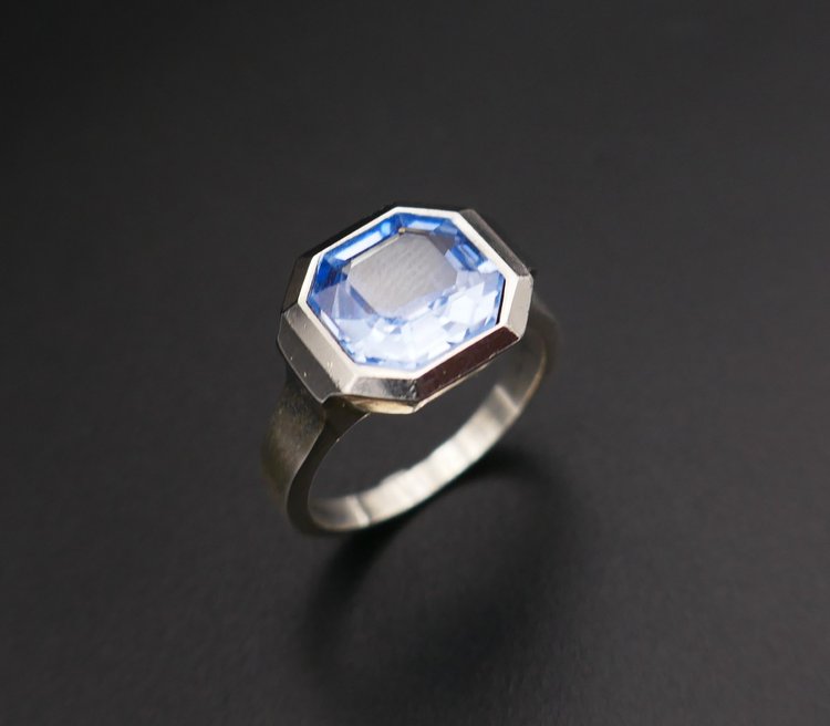 Art-Deco-Silberring mit einem blauen synthetischen Spinell