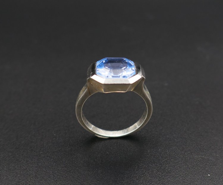 Art-Deco-Silberring mit einem blauen synthetischen Spinell