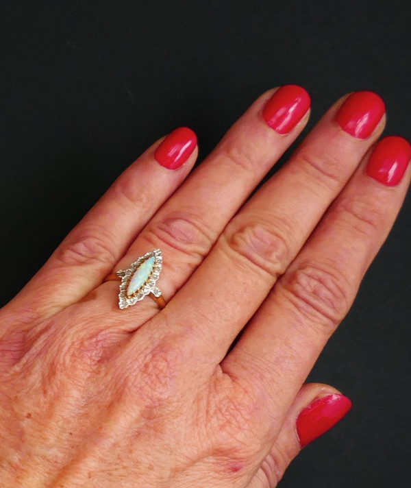 Anello con opale e diamanti, oro bicolore 18 carati.