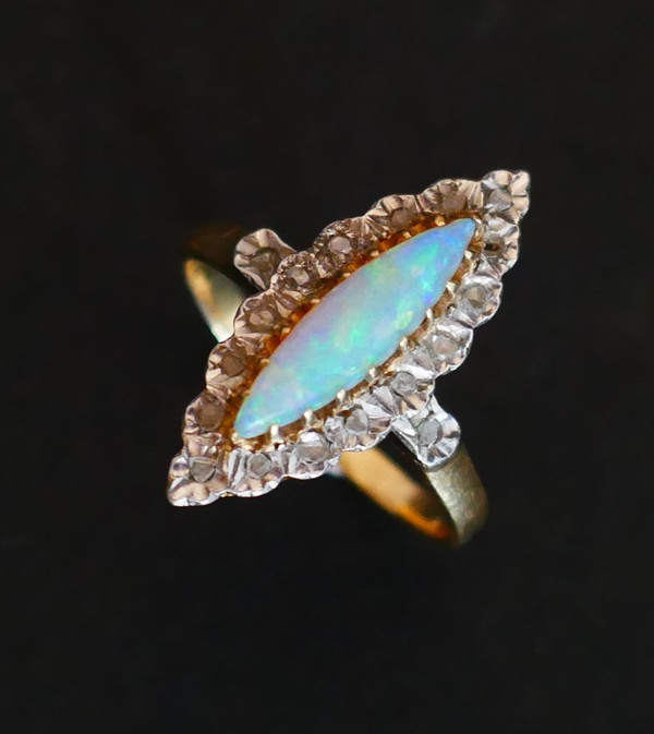 Anello con opale e diamanti, oro bicolore 18 carati.
