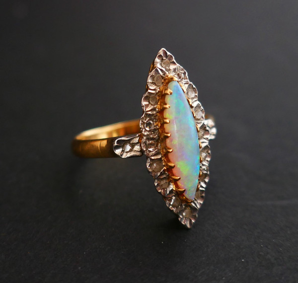 Anello con opale e diamanti, oro bicolore 18 carati.