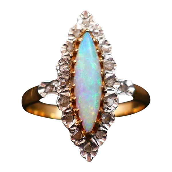 Anello con opale e diamanti, oro bicolore 18 carati.