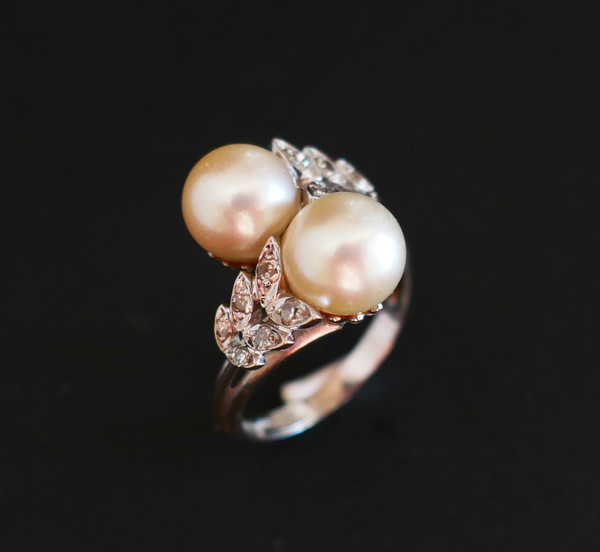 Anello con perle e diamanti, oro 18 carati.