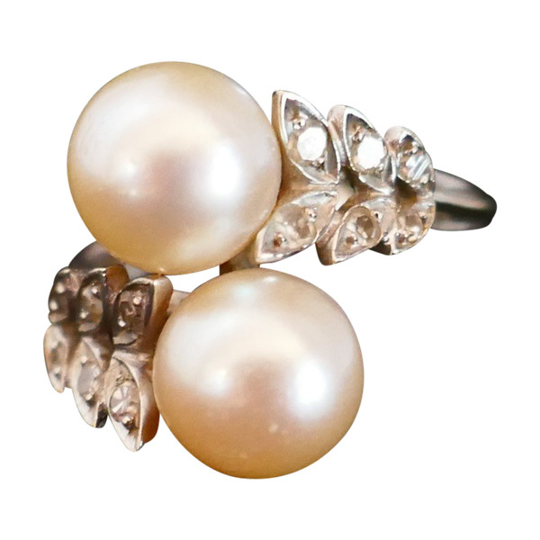 Anello con perle e diamanti, oro 18 carati.