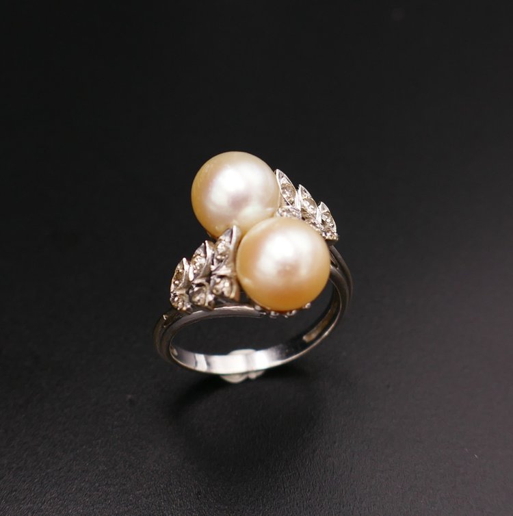 Anello con perle e diamanti, oro 18 carati.