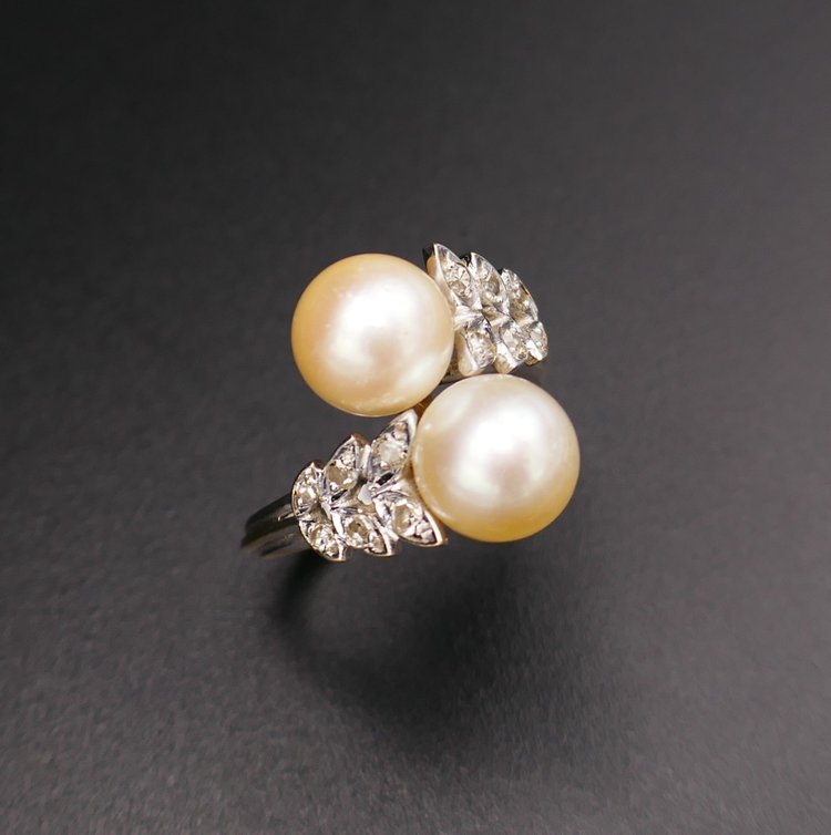 Anello con perle e diamanti, oro 18 carati.