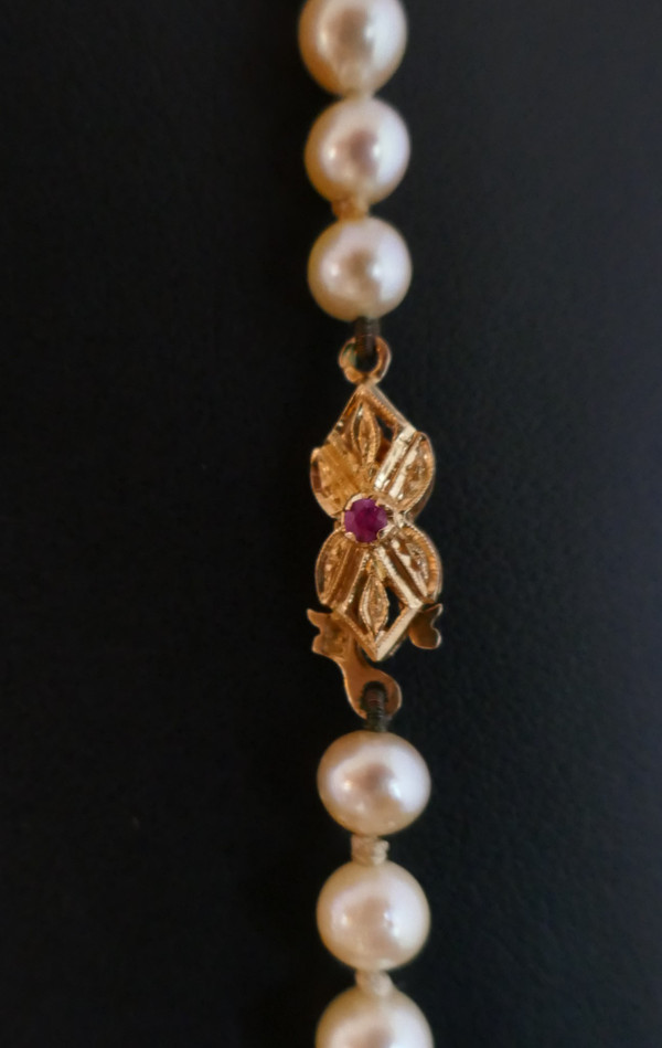 Collana di perle coltivate, oro giallo e chiusura in rubino