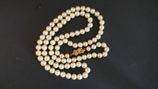 Collana di perle coltivate, oro giallo e chiusura in rubino