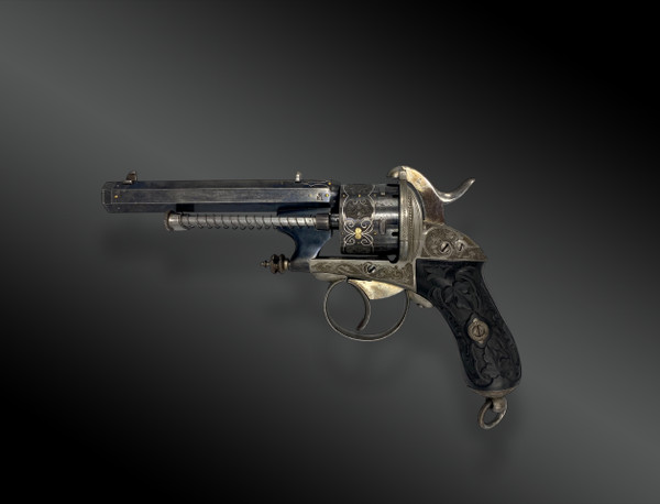 Notwendiges Kästchen mit einem luxuriösen Revolver mit Brosche CHAMELOT DELVIGNE. FRANKREICH XIX. Jahrhundert