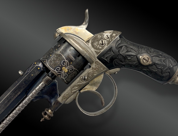 Notwendiges Kästchen mit einem luxuriösen Revolver mit Brosche CHAMELOT DELVIGNE. FRANKREICH XIX. Jahrhundert