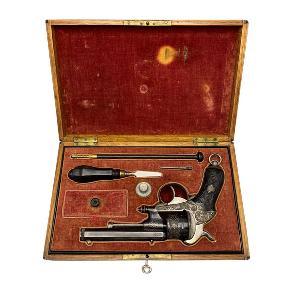 Notwendiges Kästchen mit einem luxuriösen Revolver mit Brosche CHAMELOT DELVIGNE. FRANKREICH XIX. Jahrhundert
