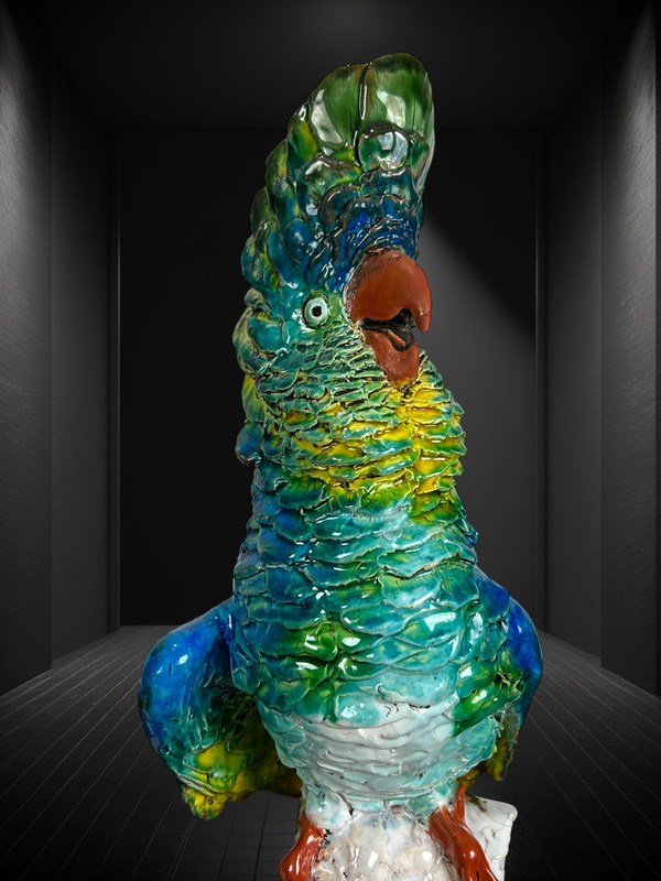 PAIRE DE CACATOÈS EN CÉRAMIQUE ÉMAILLÉE POLYCHROME PORTANT UNE SIGNATURE