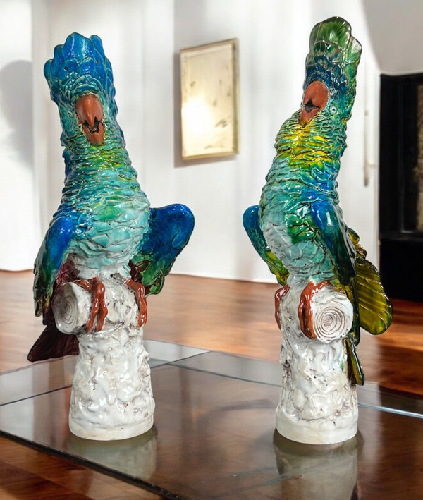PAIRE DE CACATOÈS EN CÉRAMIQUE ÉMAILLÉE POLYCHROME PORTANT UNE SIGNATURE