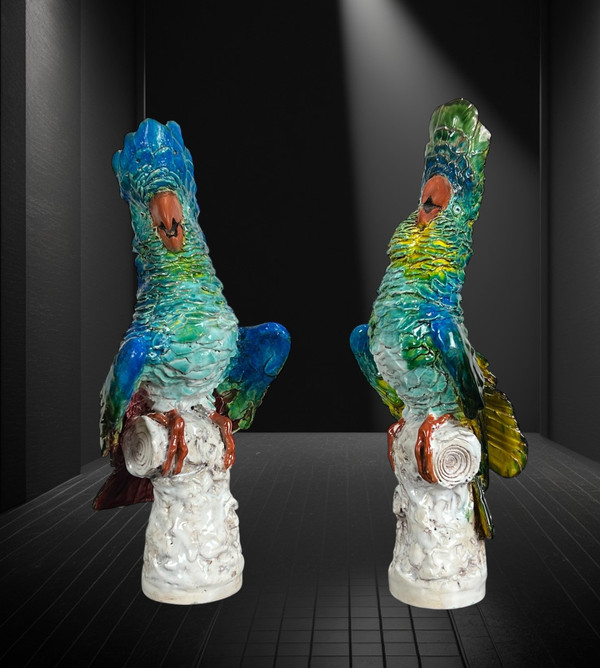 PAIRE DE CACATOÈS EN CÉRAMIQUE ÉMAILLÉE POLYCHROME PORTANT UNE SIGNATURE