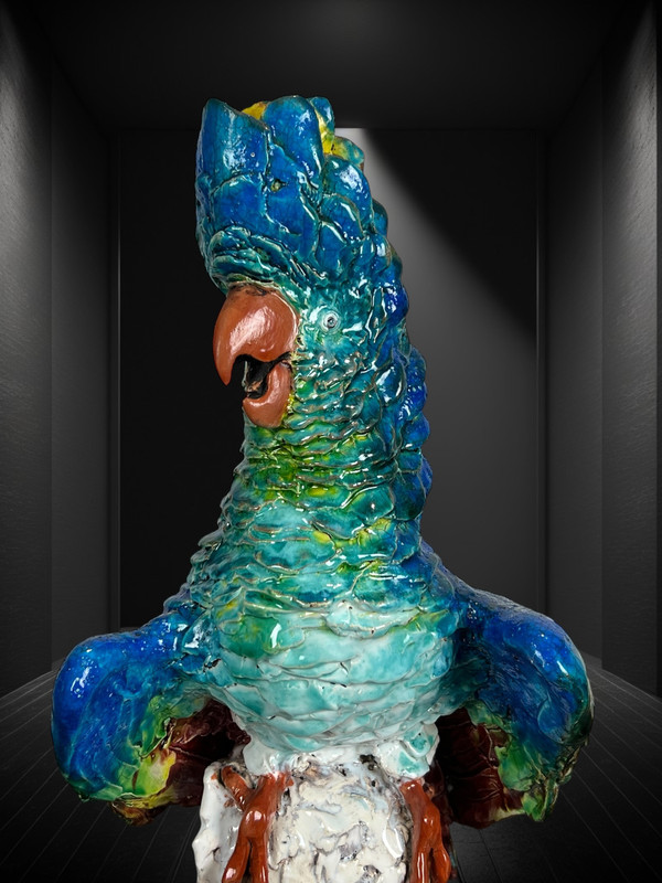 PAIRE DE CACATOÈS EN CÉRAMIQUE ÉMAILLÉE POLYCHROME PORTANT UNE SIGNATURE