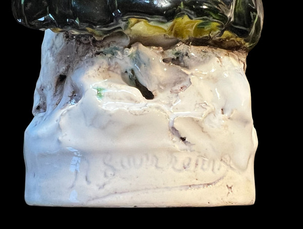 PAIRE DE CACATOÈS EN CÉRAMIQUE ÉMAILLÉE POLYCHROME PORTANT UNE SIGNATURE