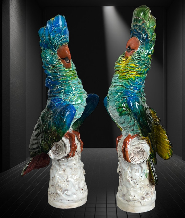 PAIRE DE CACATOÈS EN CÉRAMIQUE ÉMAILLÉE POLYCHROME PORTANT UNE SIGNATURE