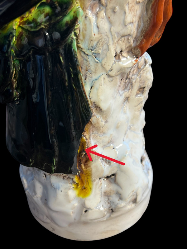 PAIRE DE CACATOÈS EN CÉRAMIQUE ÉMAILLÉE POLYCHROME PORTANT UNE SIGNATURE