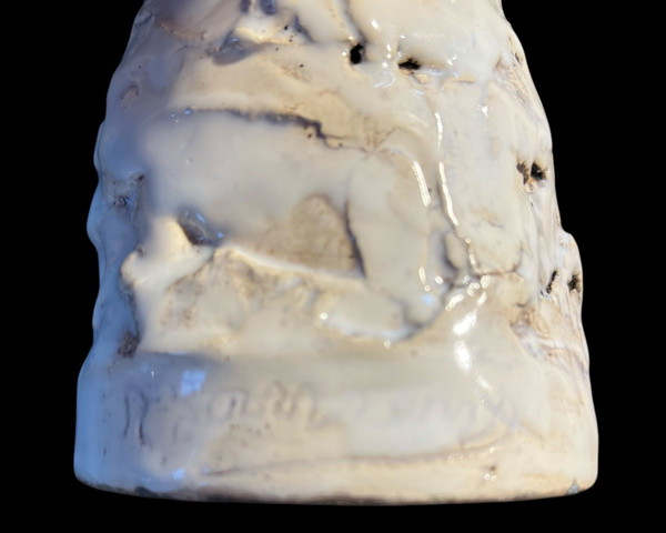 PAIRE DE CACATOÈS EN CÉRAMIQUE ÉMAILLÉE POLYCHROME PORTANT UNE SIGNATURE