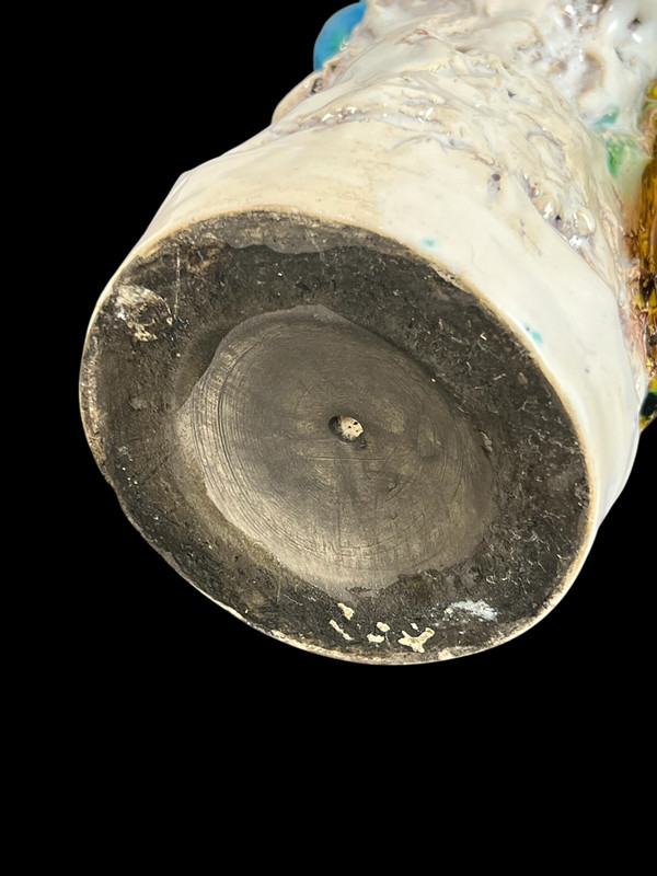 PAIRE DE CACATOÈS EN CÉRAMIQUE ÉMAILLÉE POLYCHROME PORTANT UNE SIGNATURE