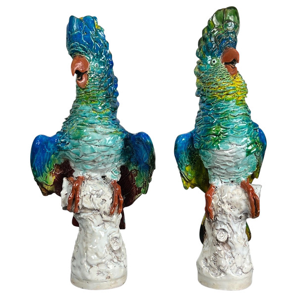 PAIRE DE CACATOÈS EN CÉRAMIQUE ÉMAILLÉE POLYCHROME PORTANT UNE SIGNATURE
