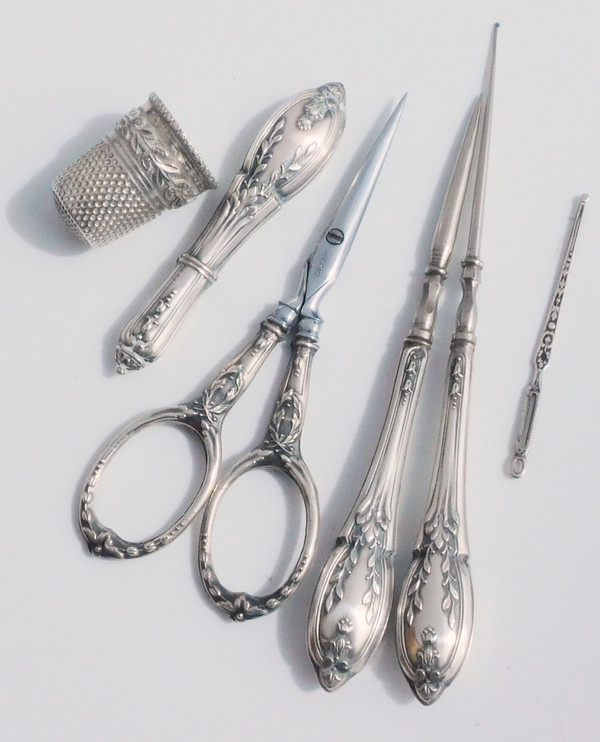caso Nécessaire De Couture Argent Massif fin XIXe début XXe ciseaux thimble croche