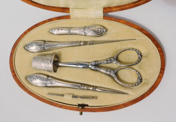 caso Nécessaire De Couture Argent Massif fin XIXe début XXe ciseaux thimble croche