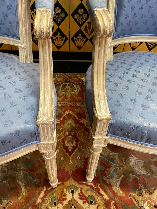 Paire de fauteuils cabriolets de style Louis XVI